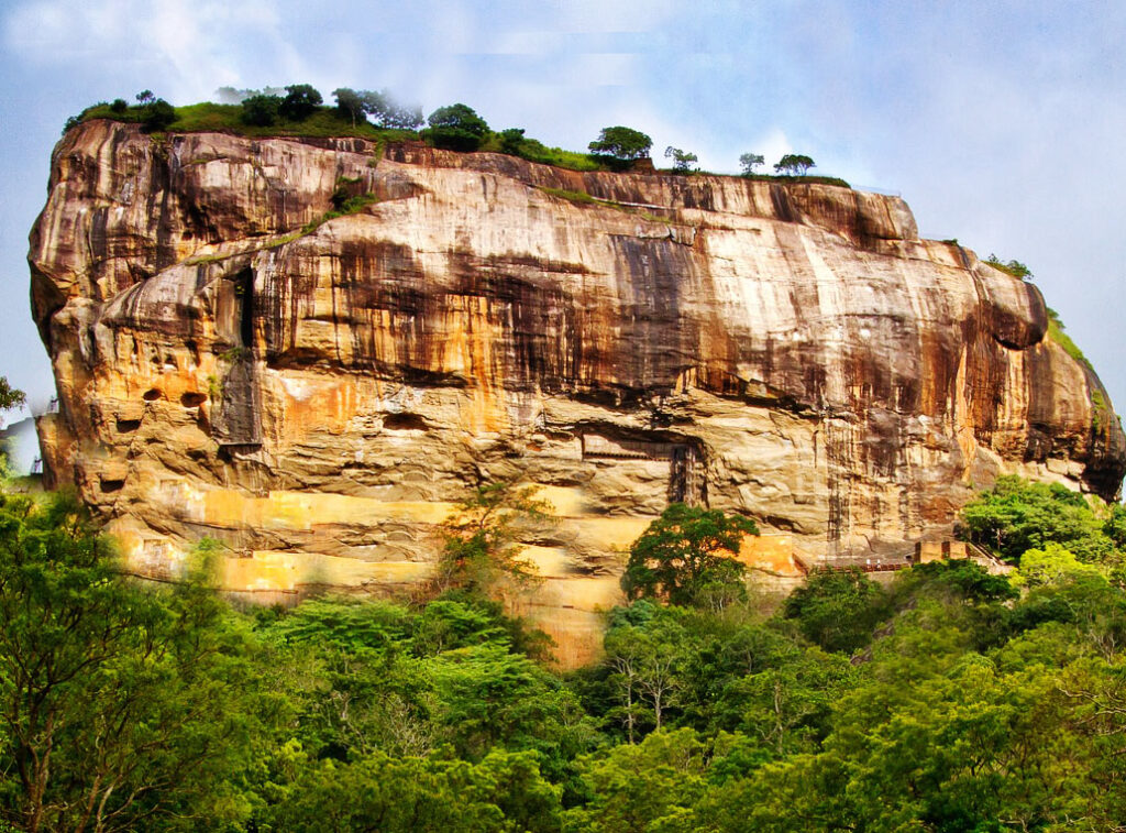 Sigiriya_Rock_-_Sri_Lanka_-_GoSouthAsia_RdFbiRkiU1