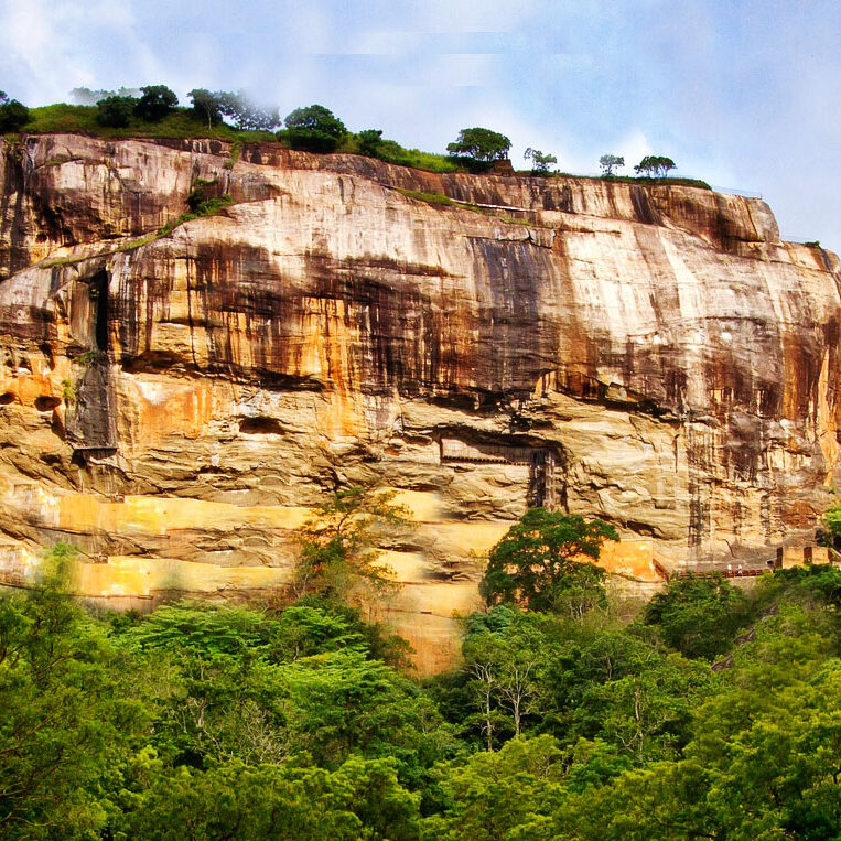 Sigiriya_Rock_-_Sri_Lanka_-_GoSouthAsia_RdFbiRkiU1